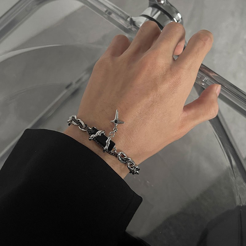 Bracelet enroulé en diamant bleu noir, 11 pièces.