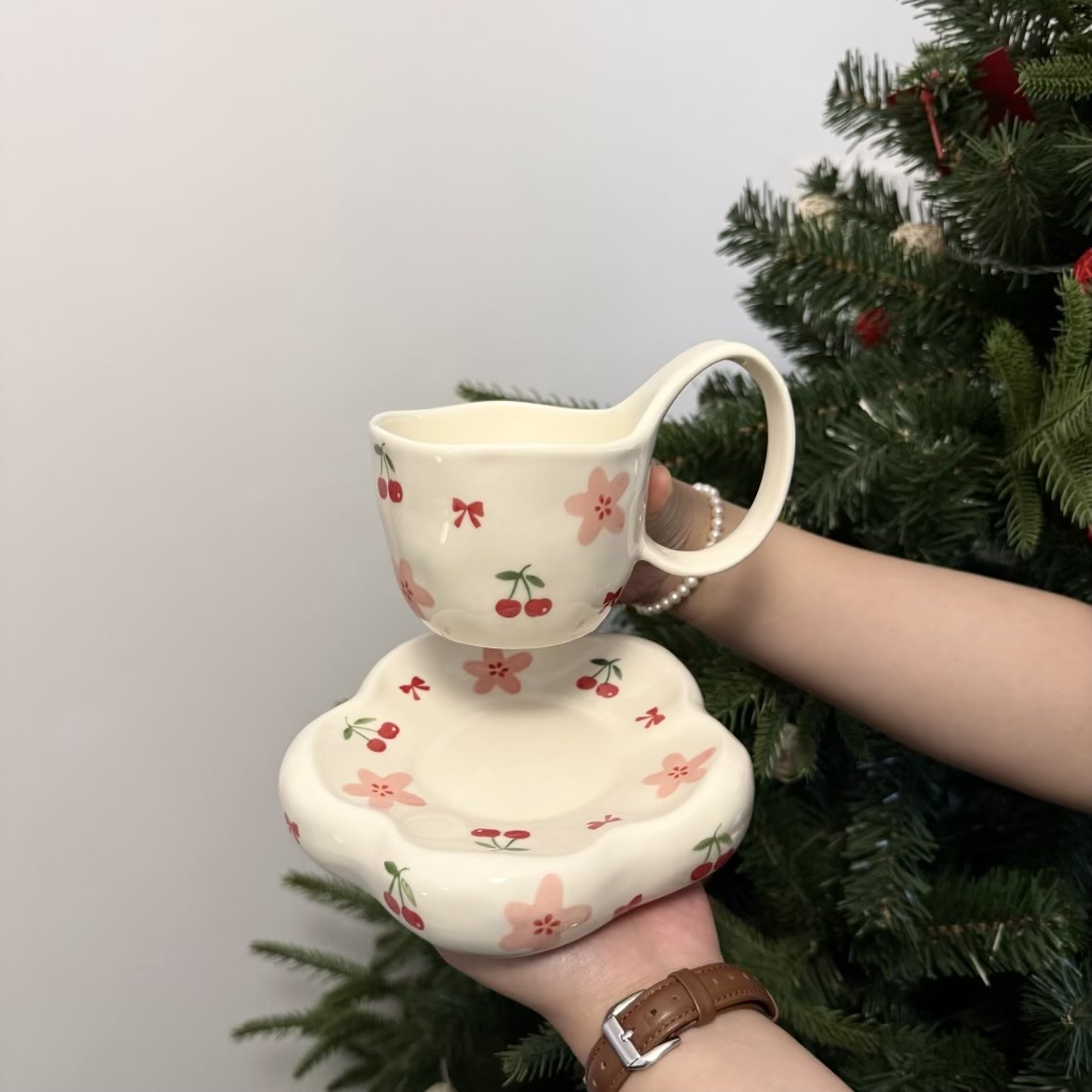 Tasse 300ml avec nœud cerise blanc et grand motif floral, soucoupe 15,5cm.