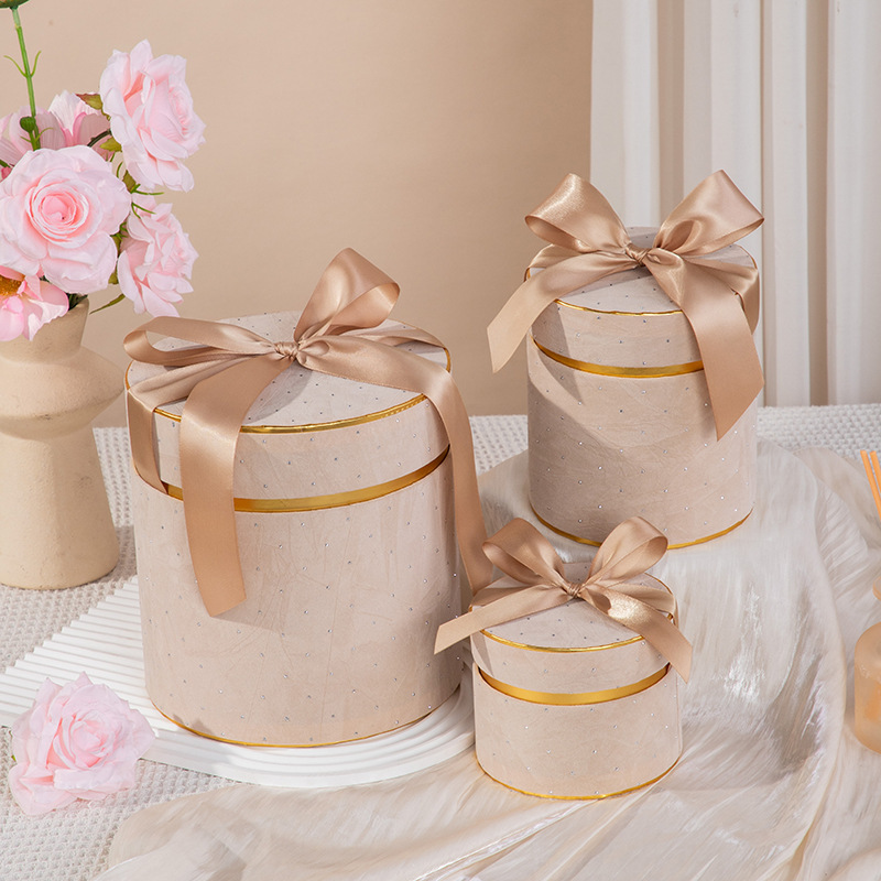 Caja redonda en color champagne.