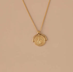 สร้อยคอชุบทอง18K พร้อมเหรียญที่มีลวดลายของมารีแอนน์เป็นสัญลักษณ์แทนความเสมอภาคและความเป็นพี่น้อง - Product Image 2