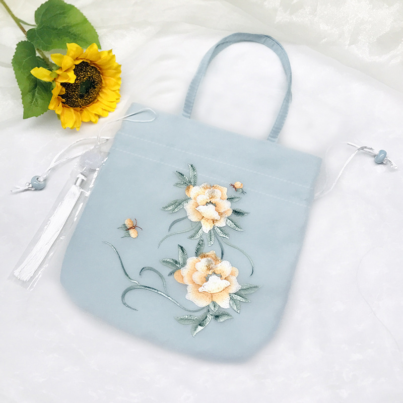 Su bordado + flores de camelia verde