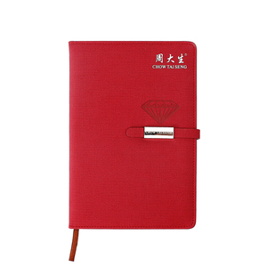 Diario di pianificazione giornaliero personalizzato A5 con copertura in pelle sintetica, chiusura elastica e segnalibro a nastro per uso ufficio e studente - Product Image 1