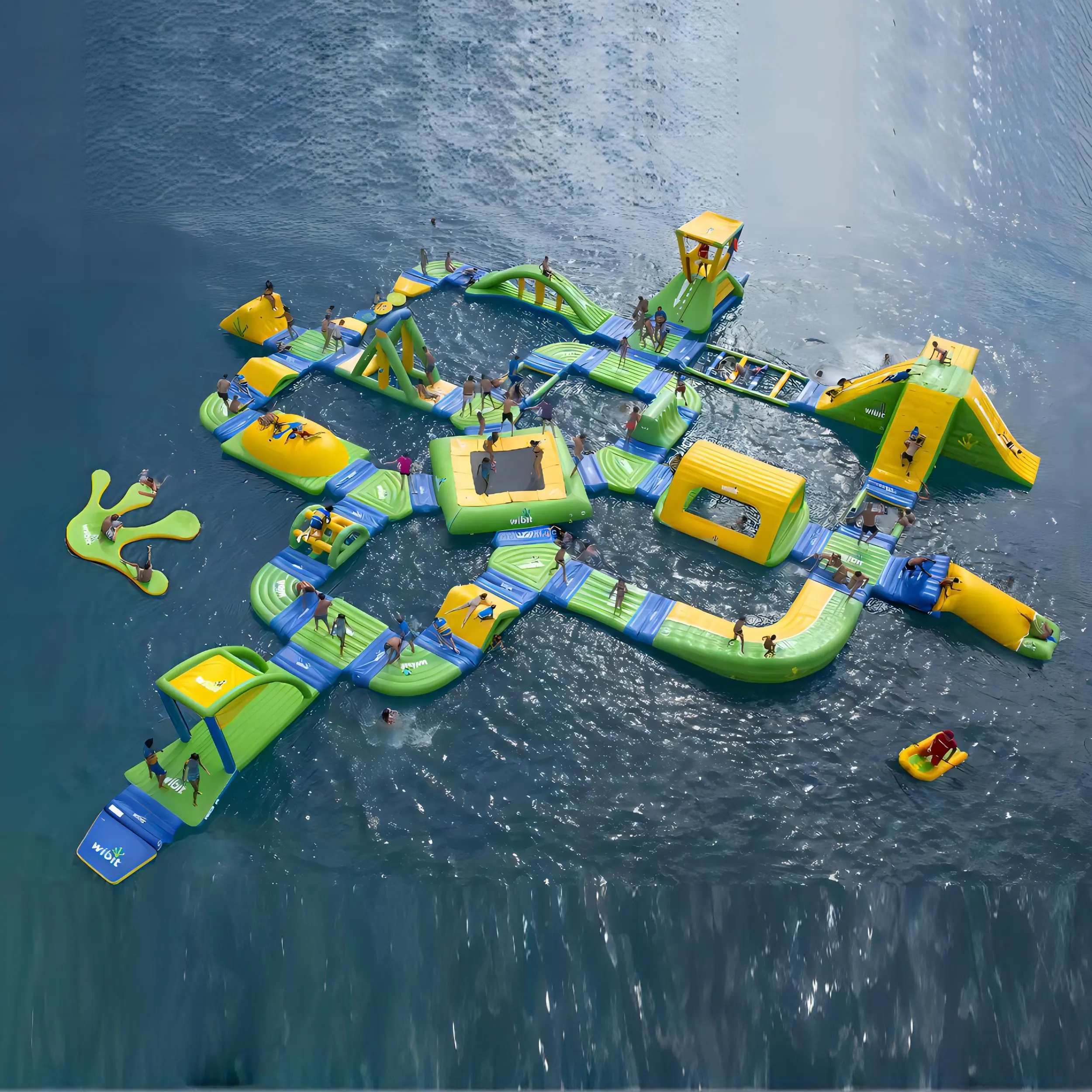 Aire de jeux gonflable de jeu de parc aquatique de course d'obstacles gonflable de wipeout géant extérieur commercial pour des enfants et des adultes