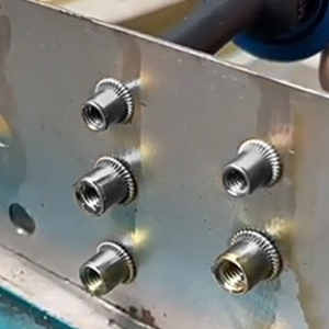 Centro di rivettatura automatico a doppio Gantry, facile utilizzo, programmazione grafica di importazione, cuscinetto per la correzione della posizione del foro visivo - Product Image 3