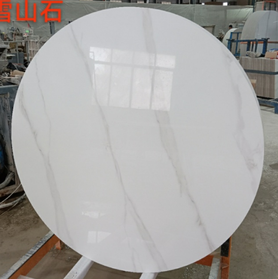 Montagnes enneigées et lumineuses (pierre)