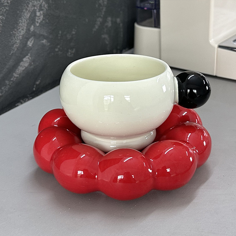 Tazza da caffè Marshmallow con piattino - manico nero, piattino rosso - 250 ml
