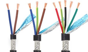 2つのコアRVVP2*0.3 <span class=keywords><strong>0.5</strong></span> 0.75 1.0mm缶詰銅ストランド絶縁アルミ箔編組シールドケーブル