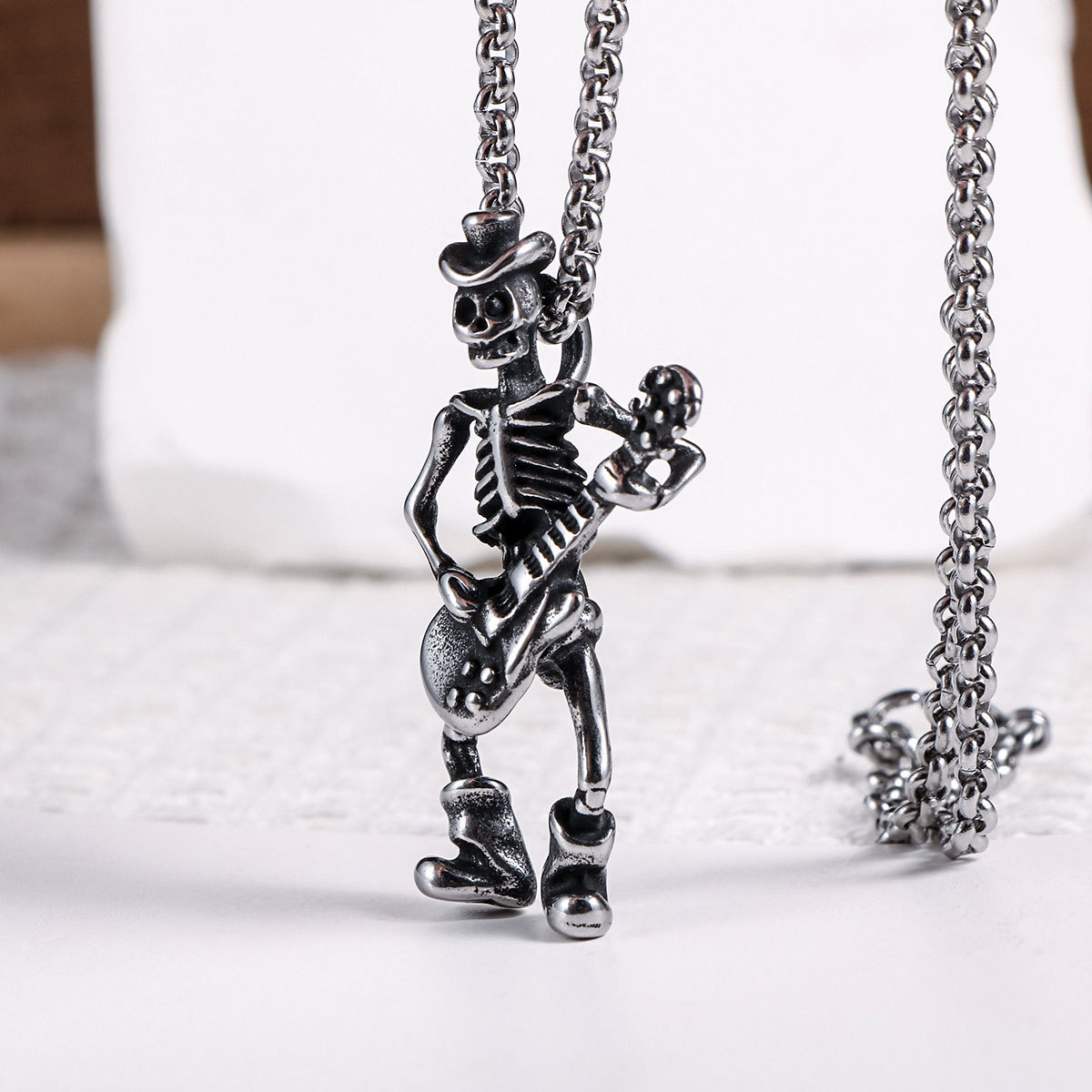 Pendentif avec chaîne 402*3*60CM