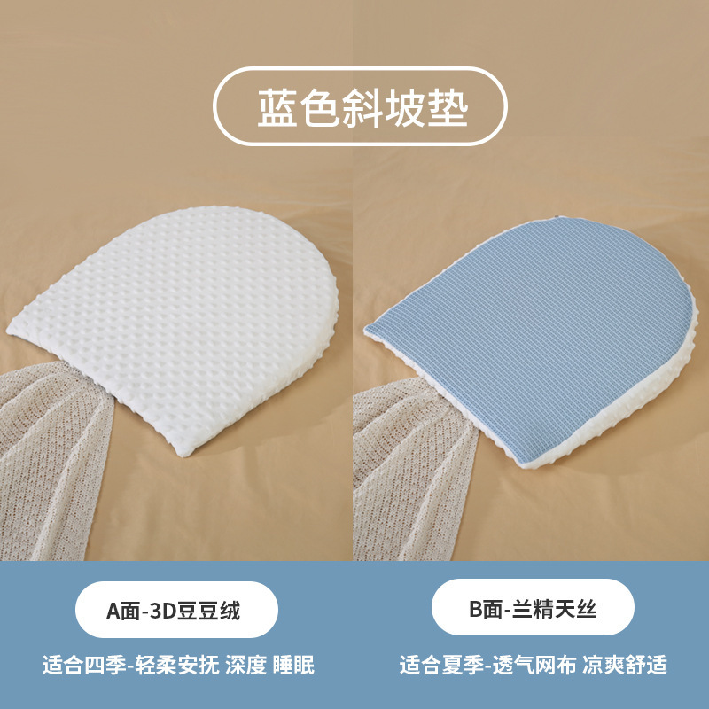 Almohada inclinada azul de terciopelo tipo frijol + tencel - 41x44 cm
