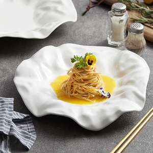 Piatto da portata per torta in porcellana personalizzato in ceramica Fine di forma irregolare goffrata bianca semplice dal nuovo design unico ed elegante - Product Image 1