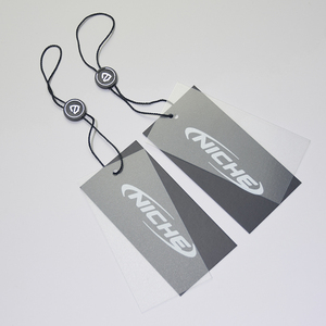 Etiquetas colgantes de plástico con logotipo en relieve de marca propia personalizada de alta calidad, etiqueta de reloj con cuerda de nailon - Product Image 2