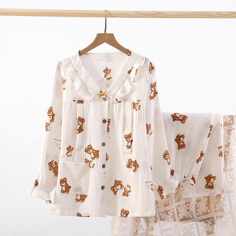 Madre bianca e cucciolo di orso