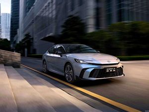 トヨタカムリ自動ギアボックスターボエンジンAWDドライブレザーシートリアカメラACCクルーズコントロールR17タイヤサイズ - Product Image 3