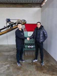 Buona qualità e linea di produzione fissa a basso costo della macchina per la produzione di mattoni in cemento. Macchina per lo stampaggio di blocchi di calcestruzzo semi automatica.
