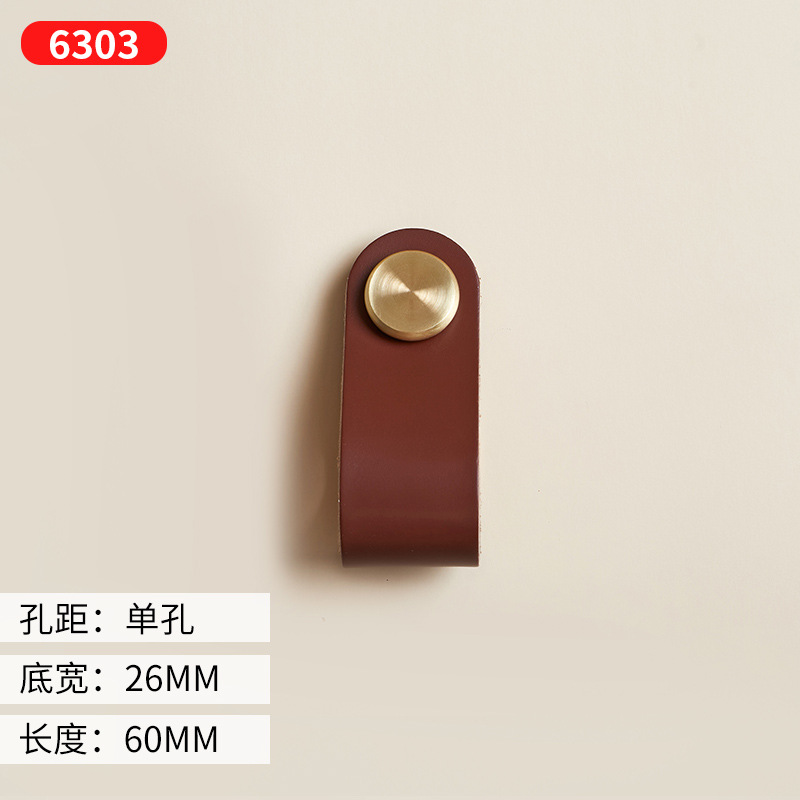 Bouton en cuivre brossé à un trou, 6310, en cuir rouge-brun.