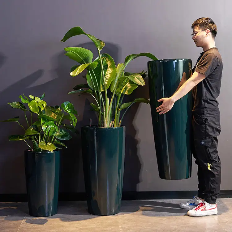 Prix usine en gros grande taille cylindre en plastique Style de luxe Vertical PP pots de jardin et jardinières pour plantes à fleurs