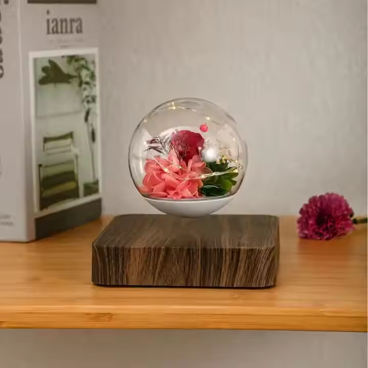 Base en bois foncé avec boule de fleurs