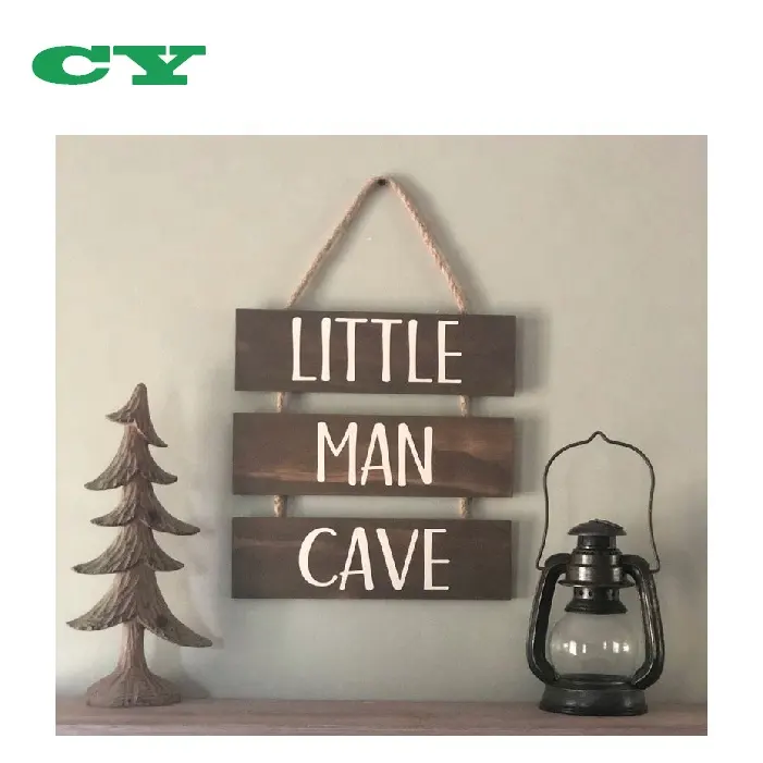 Letrero de cueva de pequeño hombre colgante de madera con cuerda