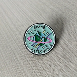 Không gian phong cách huy hiệu theo chủ đề với đồ họa trái đất. Tuyệt vời cho những người thích thiên văn học và thời trang độc đáo, văn bản 'thám hiểm không gian - Product Image 1