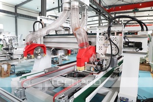 Máquina de fabricación de puertas de madera para armario de cocina, máquina enrutadora Cnc de sierra de cuatro lados, enrutador Cnc de anidación de 4 ejes - Product Image 4