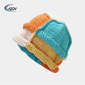 Женская трикотажная шапка с контрастными цветами - Product Image 3