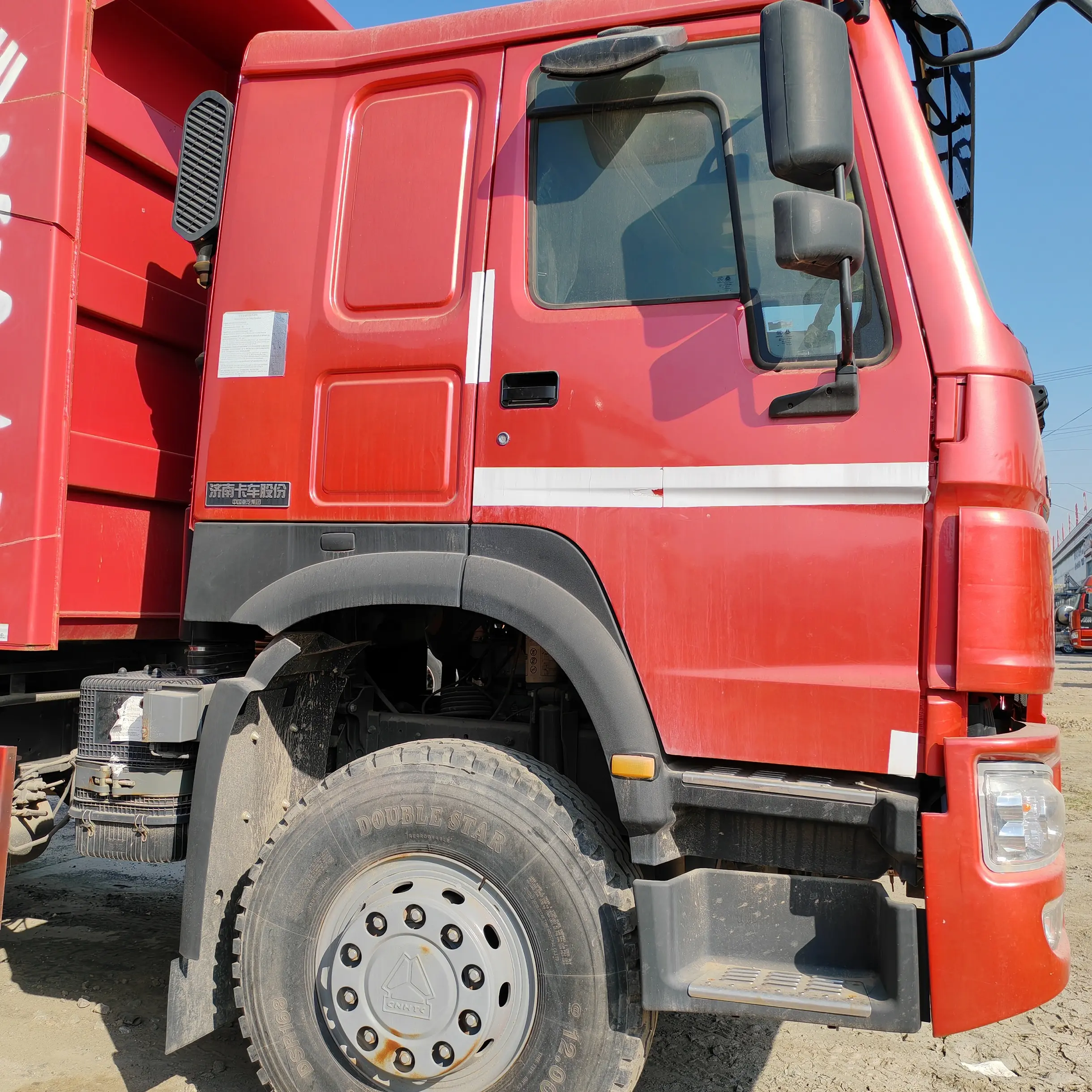 شاحنة Sinotruck Howo 10 عجلات بسعر منخفض 30 طن 6 × 4 20 متر مكعب شاحنات قلابة مستعملة Howo