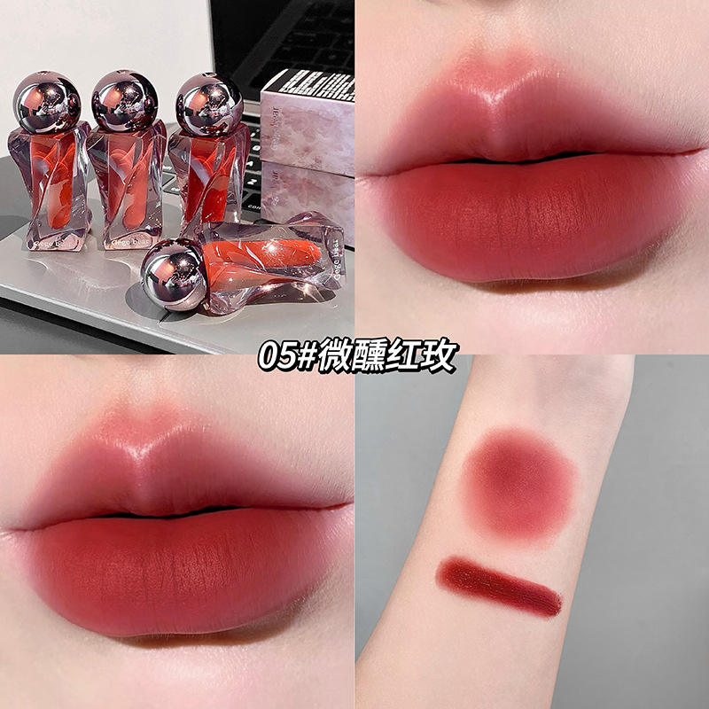 Rose rouge légèrement ivre