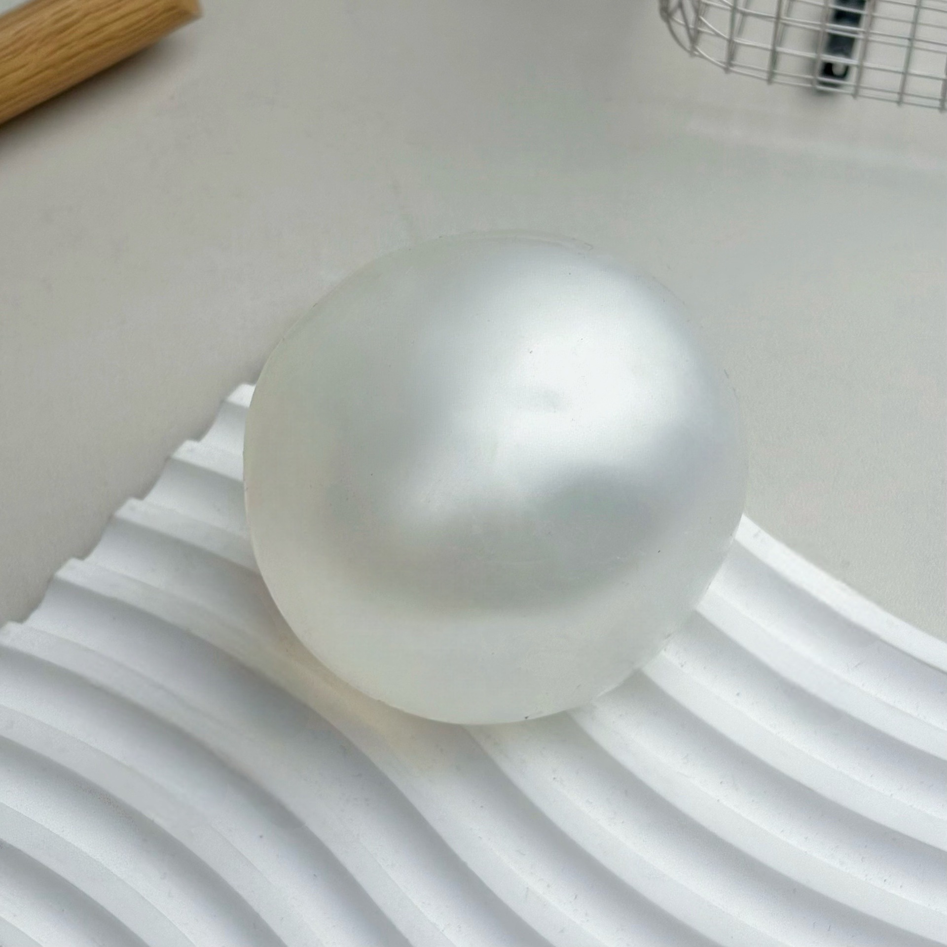 Boule faite main de gelée de pétrole blanc nacré de 6 cm