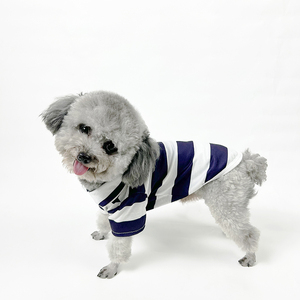 犬と猫のための高品質の春と秋の服、夏のペットのためのファッショナブルなストライプのプードルの服装、犬のポロシャツ。