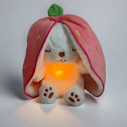 Respirant les yeux fermés lapin fraise