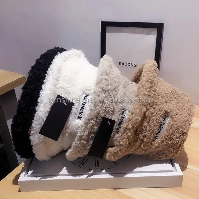 Gorro cálido de invierno de lana de cordero personalizado OEM de alta calidad, gorro de lana de Sherpa con logotipo bordado, sombreros de cubo de piel sintética para mujer