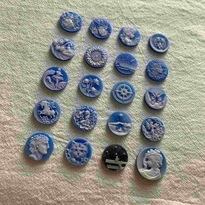 <strong>Victorian</strong> Vintage Carved Stone Round Cabochon Animal Flower Portrait for Brooches Pendant Rings Crown Making