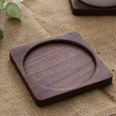 Madera de nogal, cuadrada por fuera y redonda por dentro.