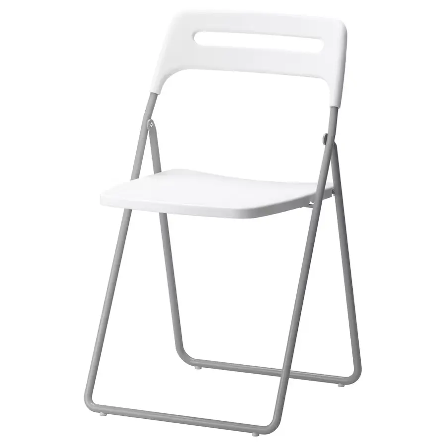 Vente en gros de chaise pliante en plastique blanc avec pieds en acier et métal pour événements, bureau, repas en plein air, mariage