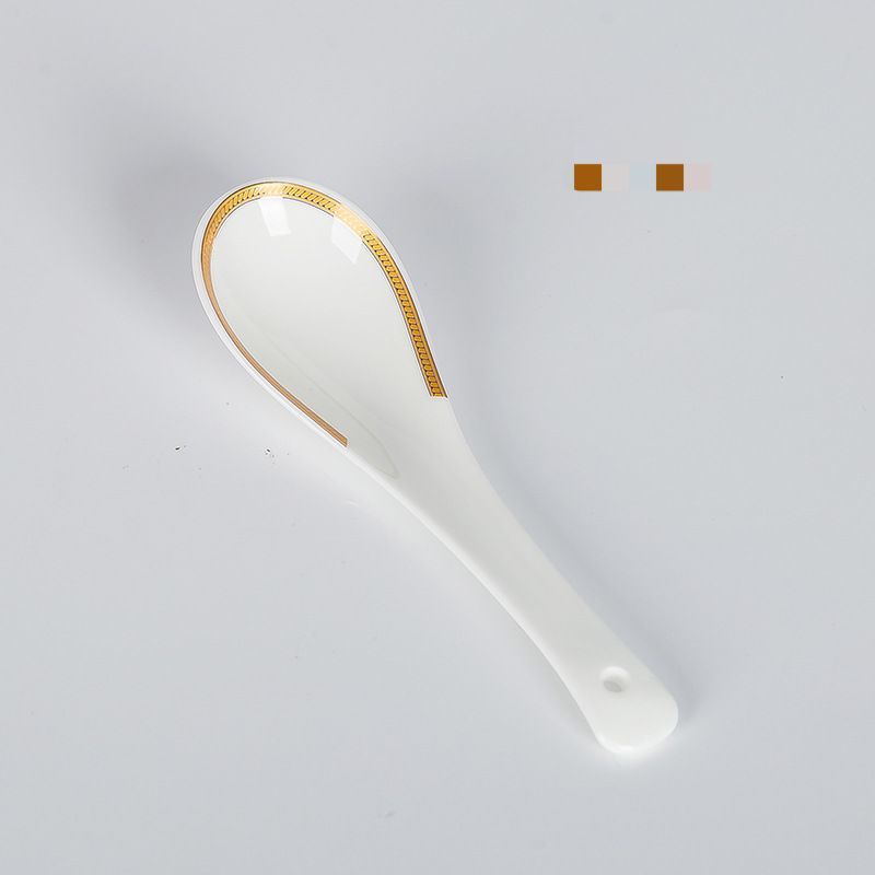 Cuchara pequeña con borde de oro blanco.