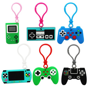 Venta al por mayor barato de PVC de silicona de plástico Gamepad llavero 2D 3D de goma suave de dibujos animados PS4 controlador de juego mosquetón llavero - Product Image 3