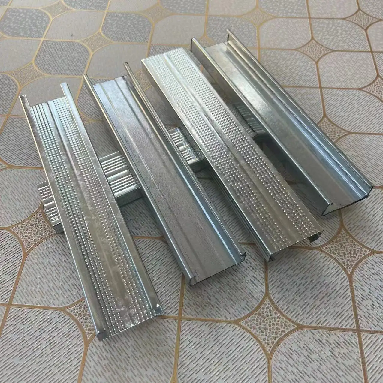 Ángulo de pared de techo de Metal galvanizado, Perno de metal de hierro para paneles de yeso, de fábrica, nuevo precio, hecho en China