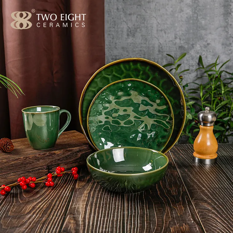 Set di piatti in ceramica smaltata di colore verde Set di stoviglie in porcellana in stile giapponese Set di ciotole in ceramica elegante per il riposo