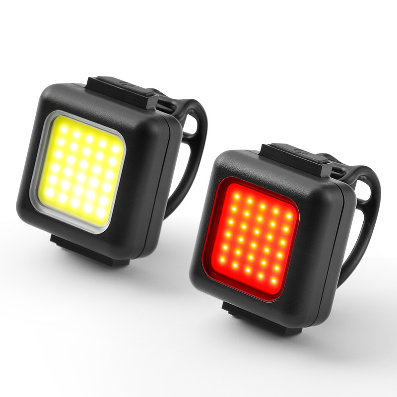 Faros blancos y luces traseras rojas.