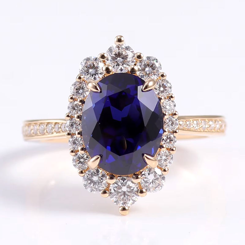 Bague en or massif 18 carats avec pierre précieuse de laboratoire.