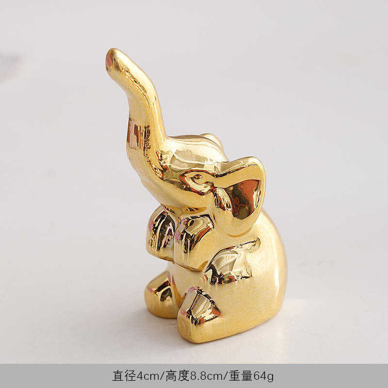 Éléphant bébé doré