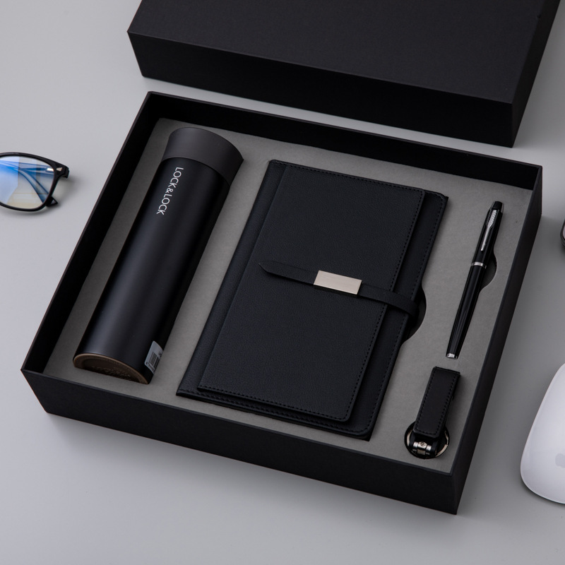 Elegante unidad flash USB de cuero negro de cuatro piezas