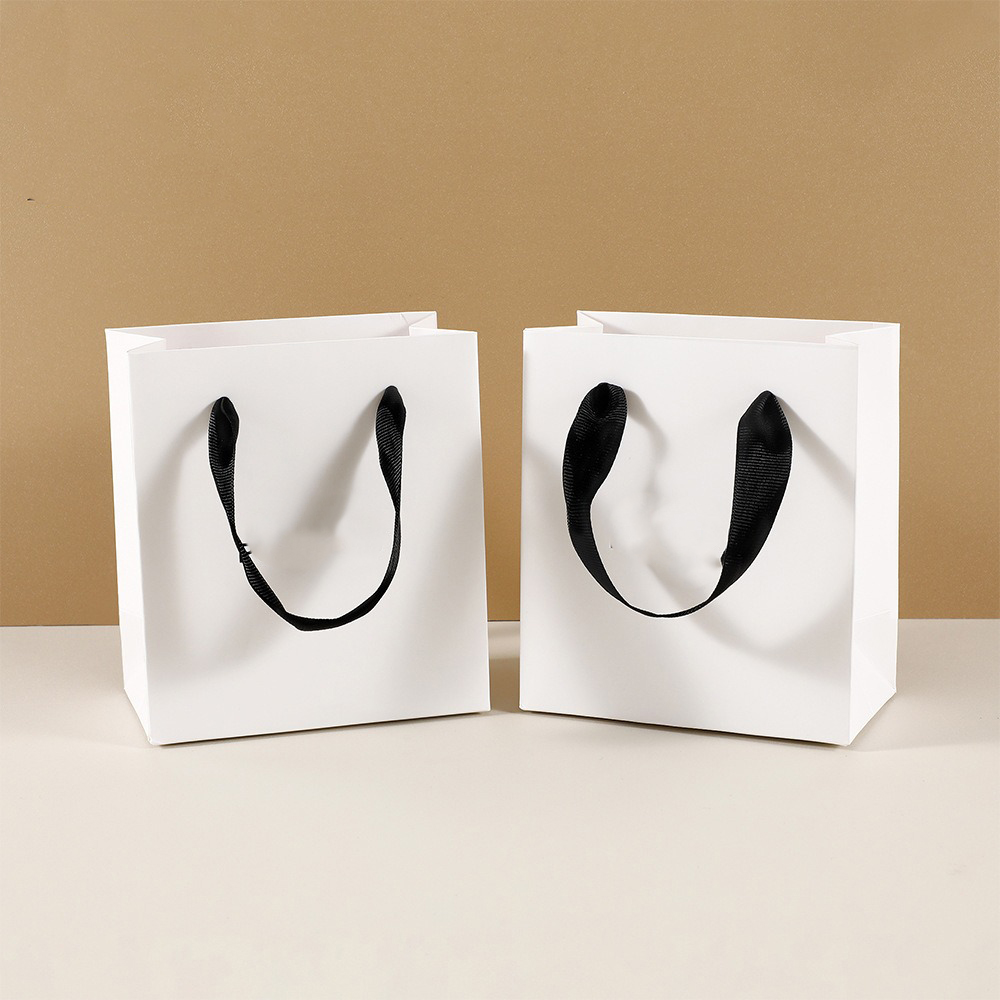 Sac blanc et ficelle noire