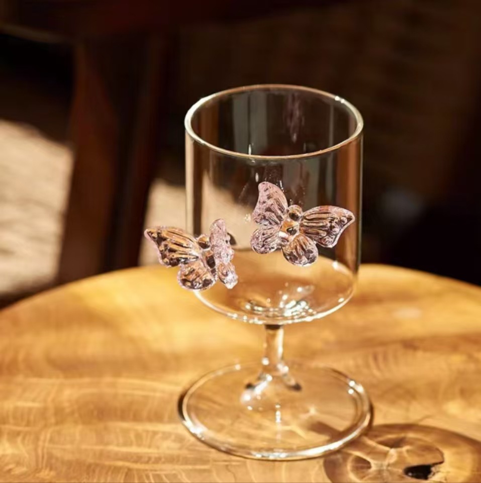 Tasse papillon à pieds hauts et lisse