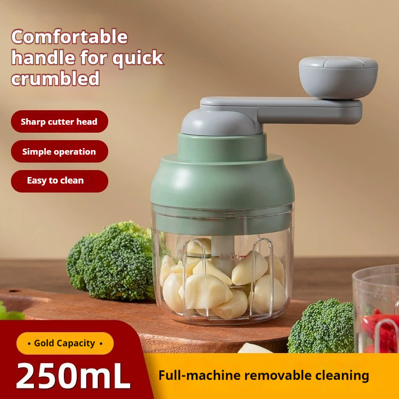 Écraser à la main l'ail-cyan