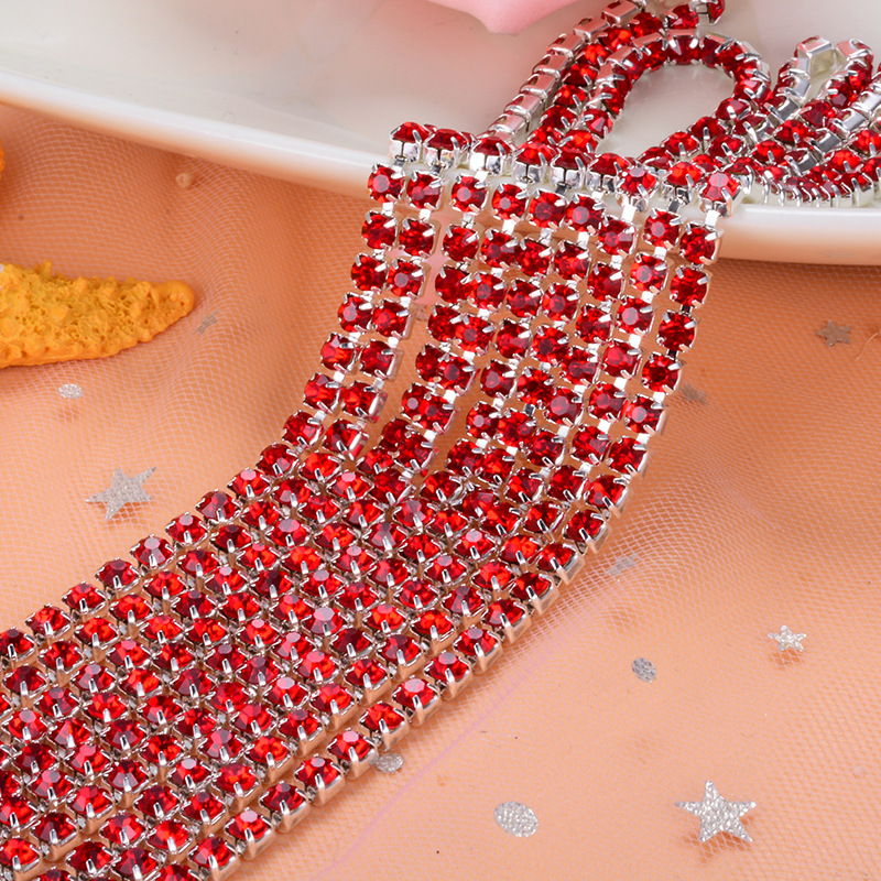 Base plateada con rojo brillante.