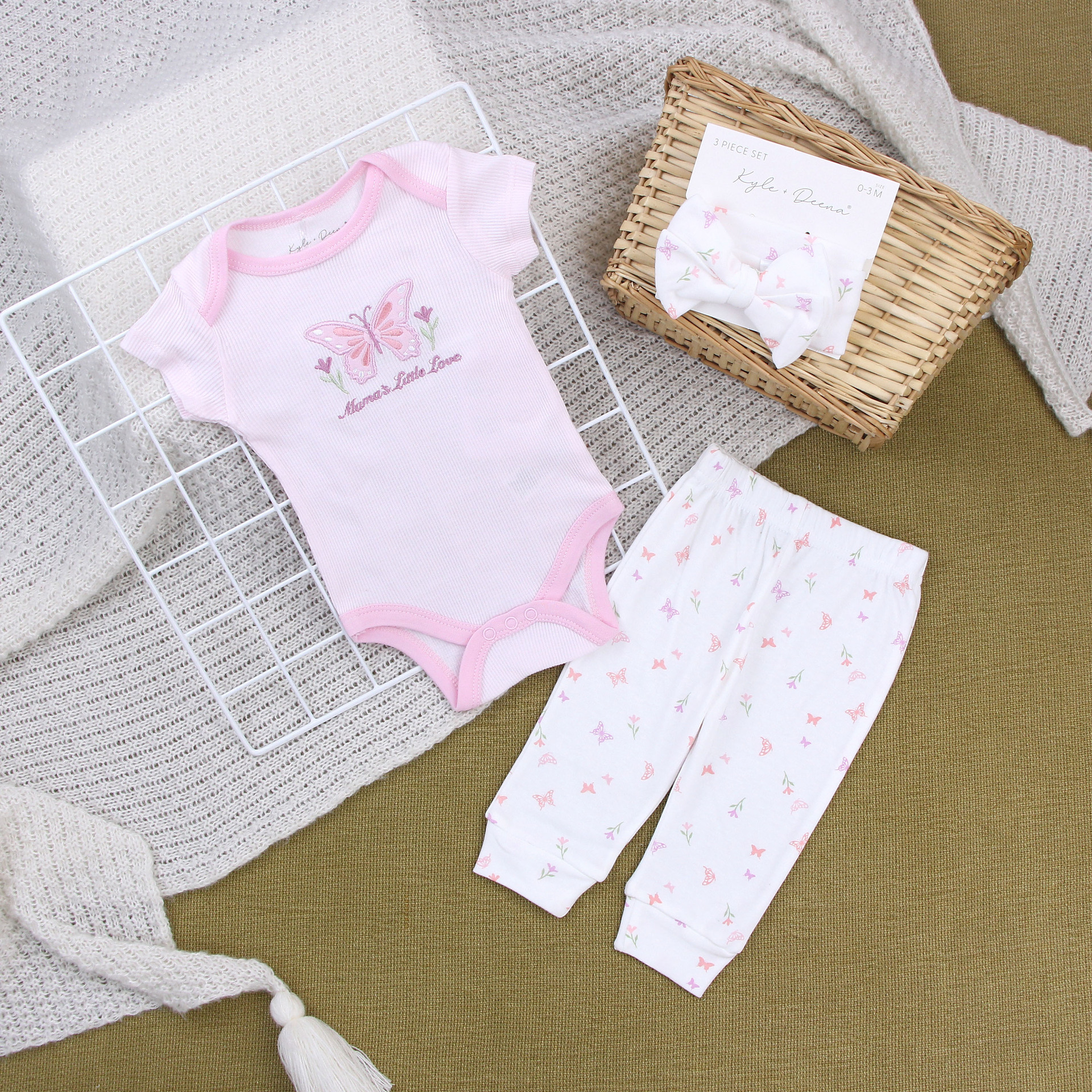 Ropa de bebé con doble flor de mariposa rosa.