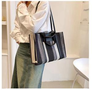 Qetesh Unisex büyük kapasiteli tuval omuzdan askili çanta kontrast çizgili fermuar kadın Trendy kore versiyonu Tote çanta sınır ötesi