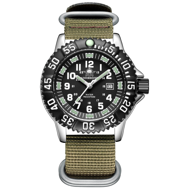 Cadran noir, bracelet en nylon marron, index blancs.
