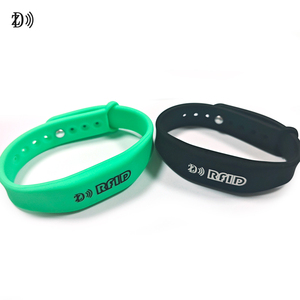 สายรัดข้อมือซิลิโคน13.56MHz NFC RFID ปรับได้กันน้ำกำหนดได้เองพร้อมกุญแจสำหรับบัตรควบคุมการเข้าถึง - Product Image 5